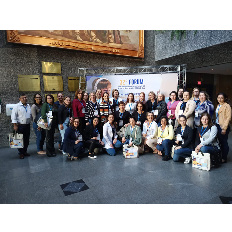 SECRETÁRIA DE EDUCAÇÃO, DIREÇÃO E COORDENAÇÃO DA REDE MUNICIPAL DE ENSINO DO MUNICÍPIO DE SÃO MARTINHO PARTICIPAM DE FÓRUM EM PORTO ALEGRE.